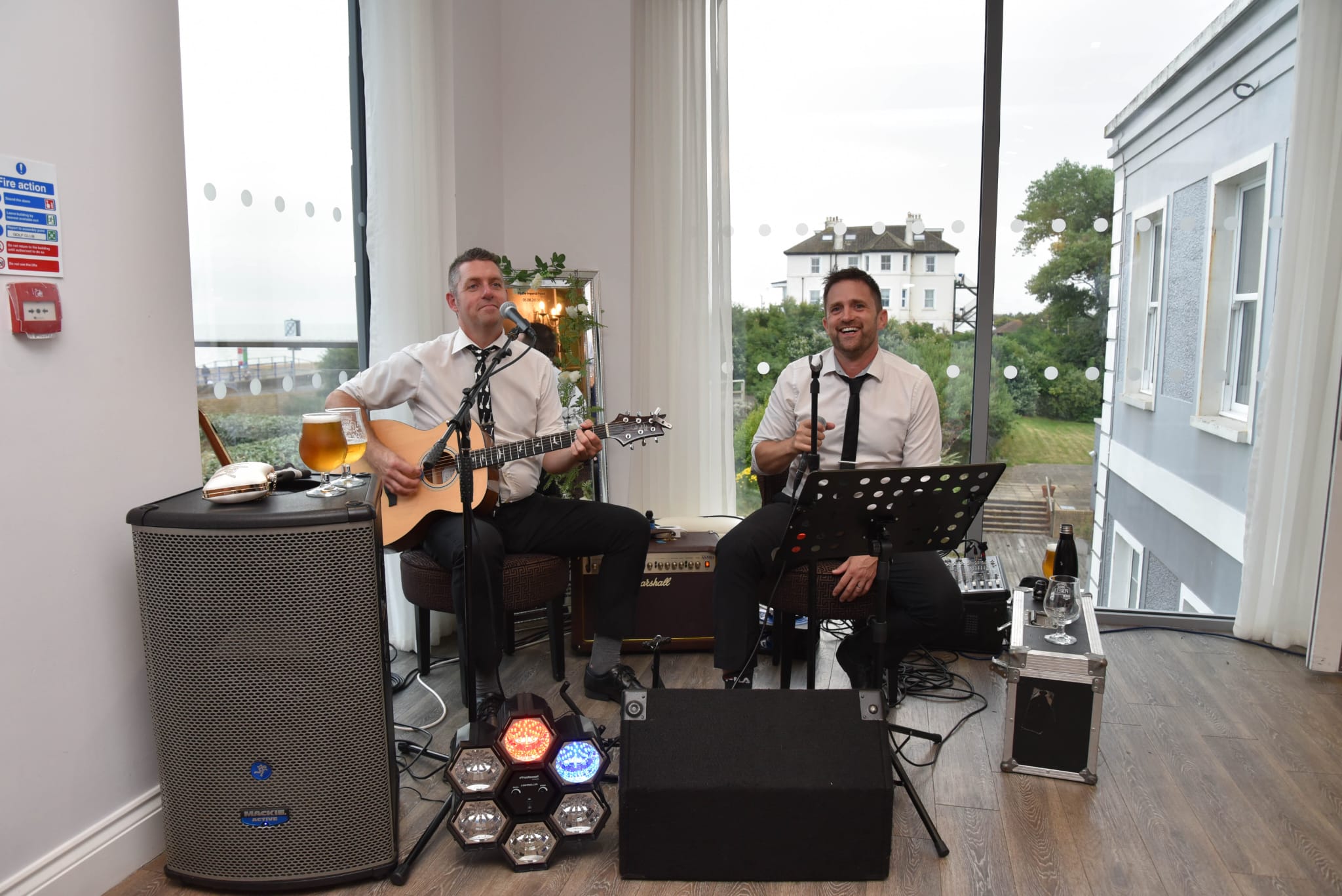 Chris & Ollie acoustic duo live performance